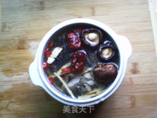 Astragalus and Chinese Wolfberry Black Chicken Soup recipe