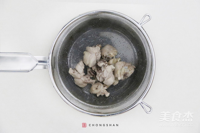 Agaricus and Flower Mushroom Stewed Chicken recipe