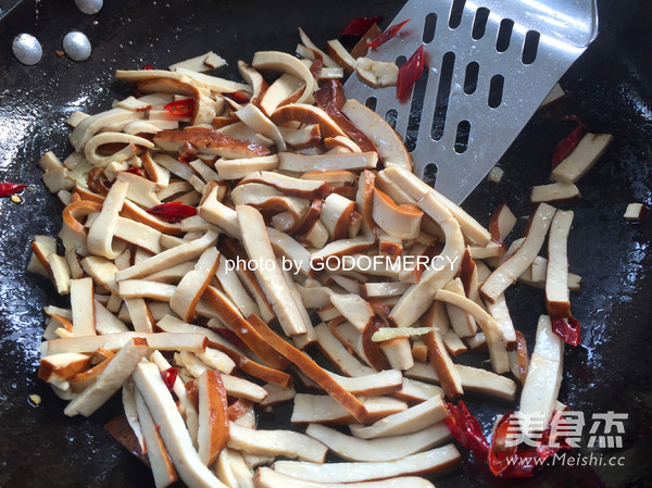 Get Rid of The "fat Monarch" Meal, Fried Pork with Dried Celery and Dried Seeds recipe