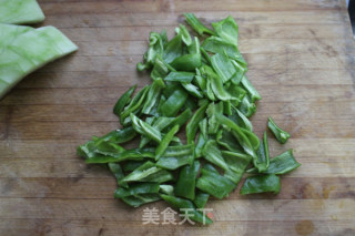 Stir-fried Sweet and Sour Green Pepper and Watermelon Peel recipe