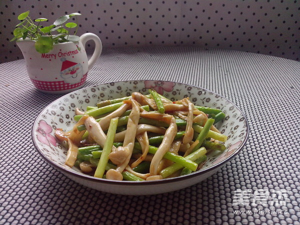 Stir-fried Seafood Mushroom with Garlic Moss recipe