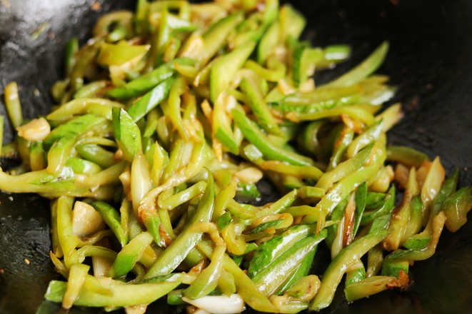 Green Pepper and Loofah Noodles recipe