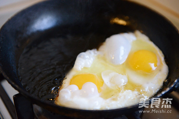 Fried Eggs with Sauce recipe