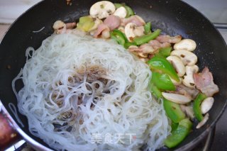 Quick Lunch for Office Workers-fried Rice Noodles with Bacon recipe