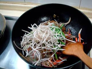 Home-made Delicious "dry Stir-fried Niuhe" recipe