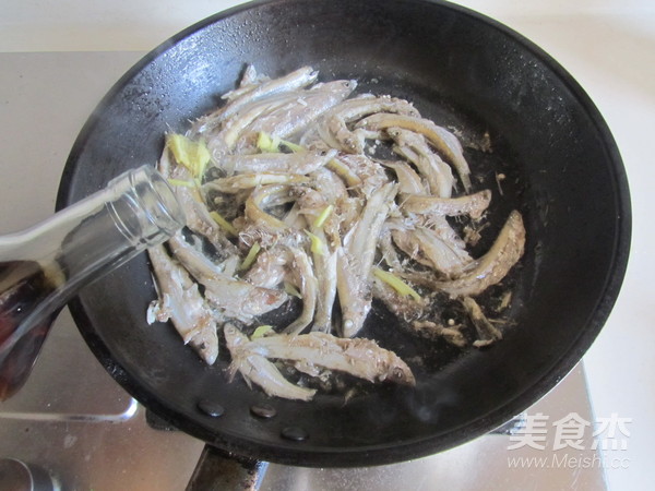 Stir-fried Baby Fish with Green Pepper recipe