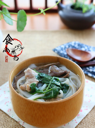 Hor Fun with Wolfberry Leaf and Pork Miscellaneous Soup