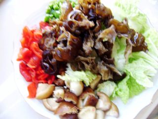 [made of Fried Noodles with Fried Sauce] Colorful Cat's Ear Fried Noodles with Fried Sauce recipe