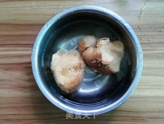 Hericium, Cordyceps Flower and Bamboo Fungus Pork Rib Soup recipe