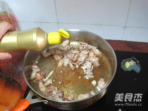 Stir-fried Pork with Tea Tree Mushroom recipe