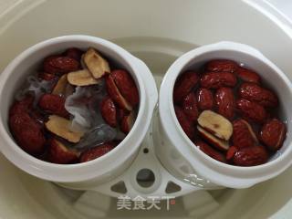 Stewed Red Dates and White Fungus with Quail Eggs and Snow Lotus Seeds recipe