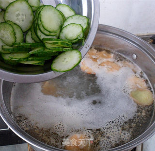 Shrimp, Vermicelli and Melon Slice Soup recipe