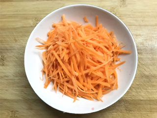 Stir-fried Shredded Potatoes with Green Peppers and Carrots recipe