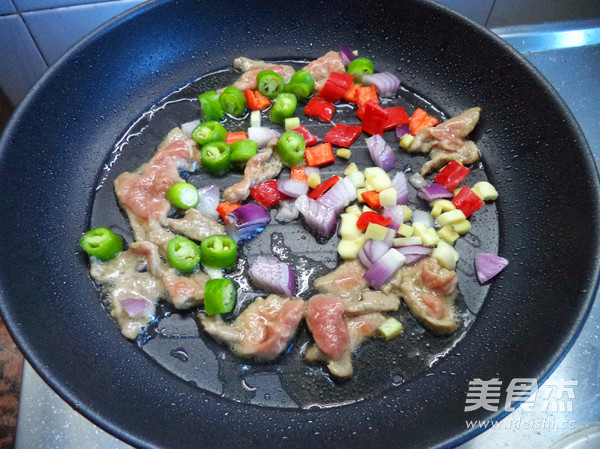 Stir-fried Noodles with Beef Cat's Ears recipe