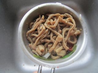 Stir-fried Duck Intestines with Leek Flowers recipe