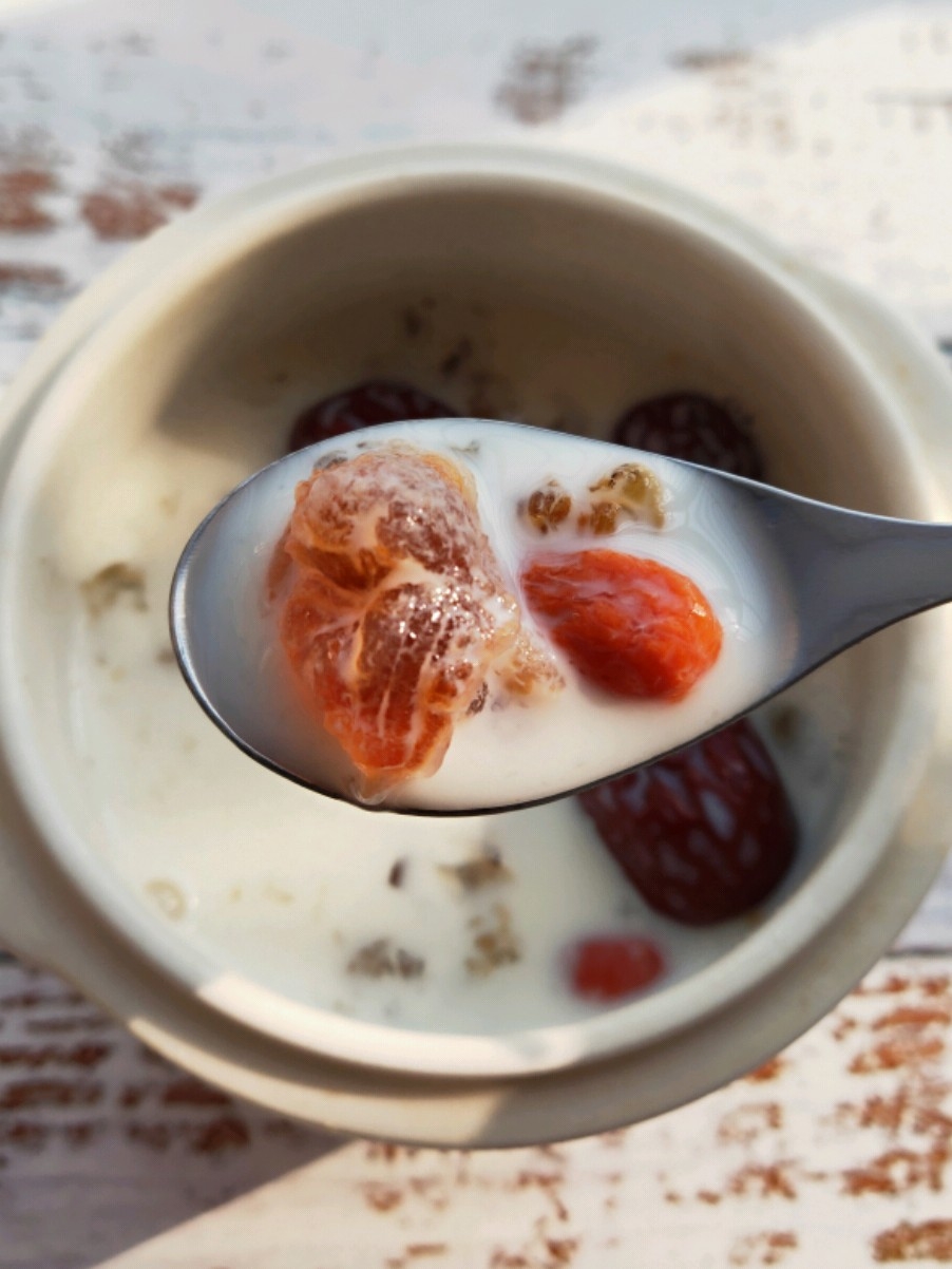 Peach Gum Stewed Milk recipe