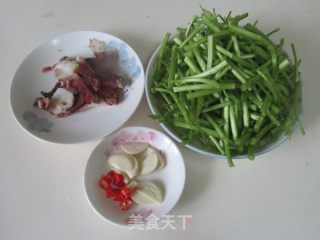 Stir-fried Bacon with Artemisia recipe