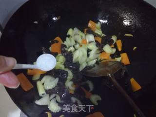 Stir-fried Fungus with Carrots and Celery recipe