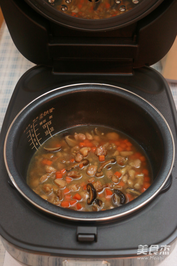 Mushroom Chicken Claypot Rice recipe