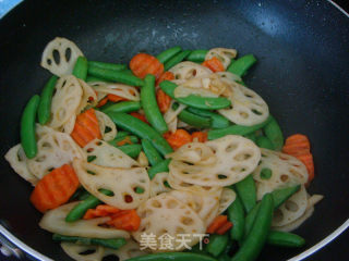 Family Refreshing Stir-fried "lotus Root Honey Beans" recipe
