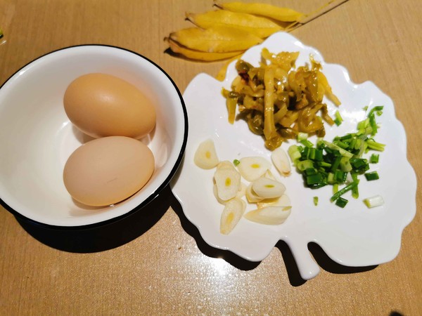 Scrambled Eggs with Mustard Shreds recipe