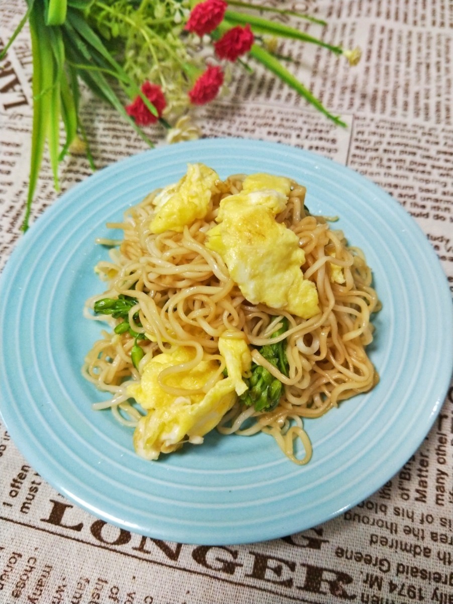 Fried Noodles with Kale and Egg.