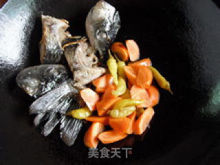 Simple and Simple-fried Fish Head with Pickled Pepper recipe