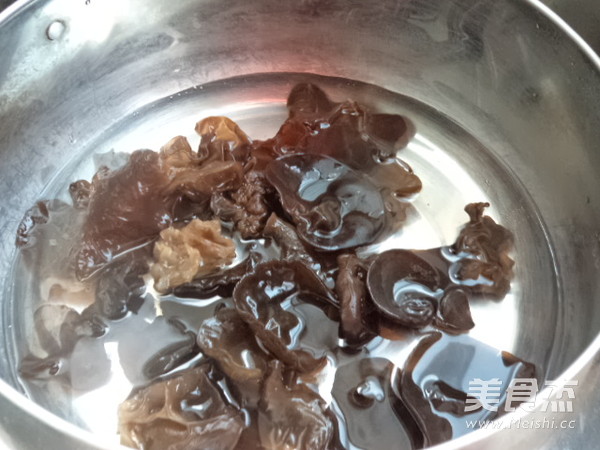 Black Fungus Mixed with Melon Peel recipe