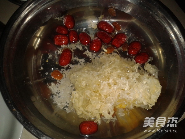 Red Dates, Longan and Tremella Soup recipe