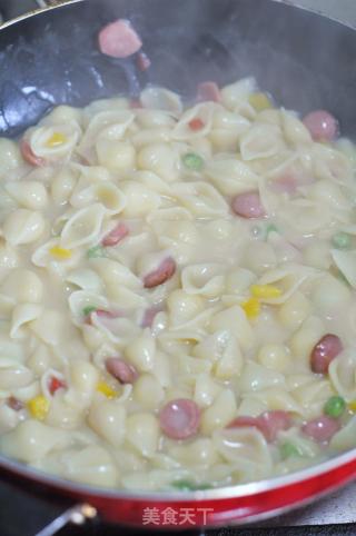 Sausage Milk Stewed Shell Noodles recipe