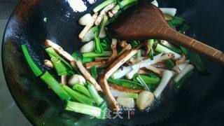 Steamed Noodles with Dried Beans and Garlic Vegetables recipe