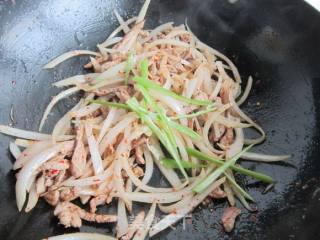 Stir-fried Pork with Naan Skin Sprouts recipe