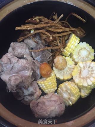 Tea Tree Mushroom Corn Tube Bone Soup recipe