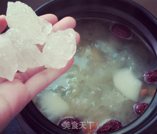 White Fungus, Snow Pear and Lotus Seed Soup recipe