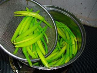 Fresh Yellow Flowers Mixed with Enoki Mushrooms recipe