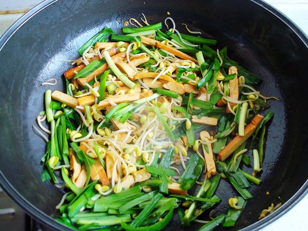 Stir-fried Soy Sprouts with Leek recipe