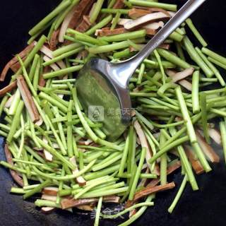 A Touch of Fresh Green in Spring: Stir-fried Dried Wormwood Seeds recipe