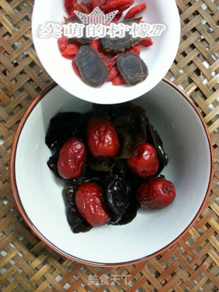 Eat It with Red Ginseng-stewed Black Fungus and Wolfberry recipe