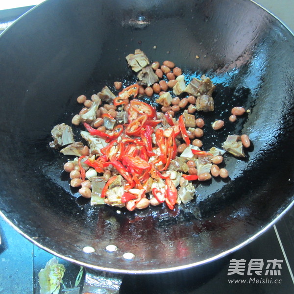 Stir-fried Cured Chicken with Peanuts and Rice recipe