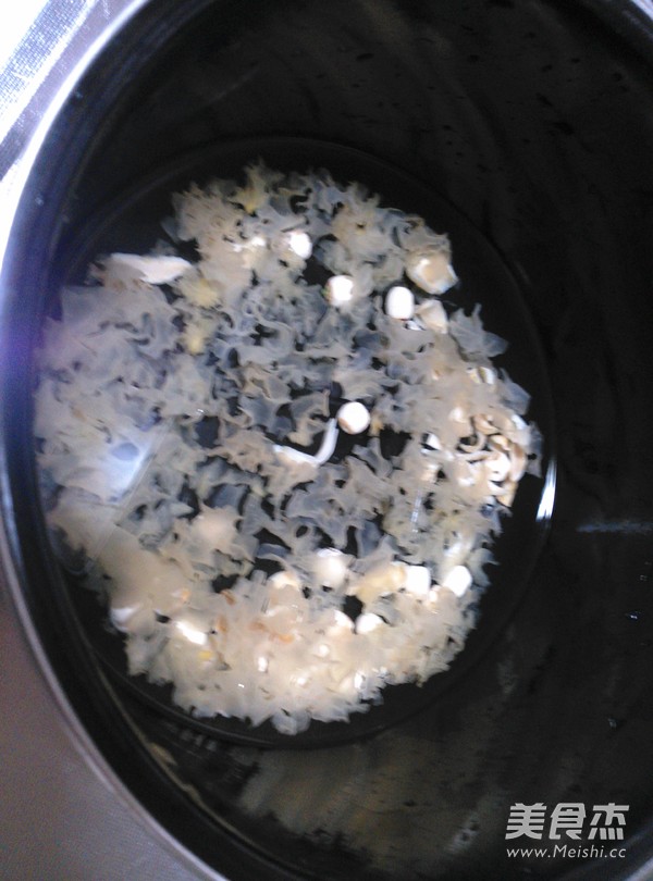 White Lotus Lily and White Fungus Soup recipe