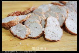 Stir-fried Pork Rolls with Celery and Garlic Sprouts recipe