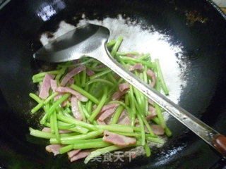 Stir-fried Chrysanthemum Stem with Bacon recipe