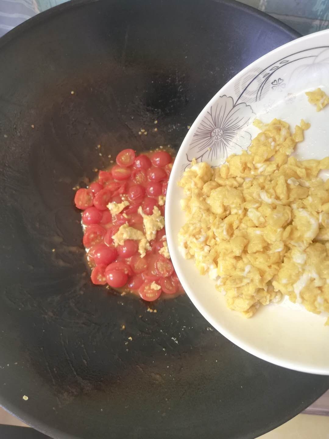 Tomato Scrambled Eggs recipe