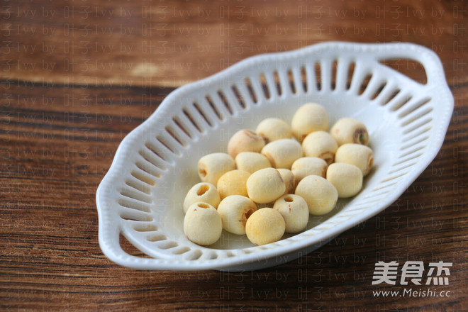 Stewed Flower Maw with Tremella and Lotus Seed recipe