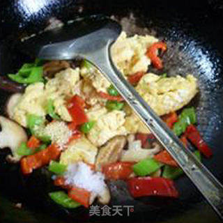 Scrambled Eggs with Green Red Pepper and Mushroom recipe