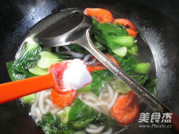 Udon Noodles with Dried Shrimps and Green Vegetables recipe