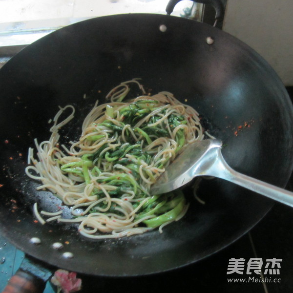 Stir-fried Noodles with Water Spinach recipe