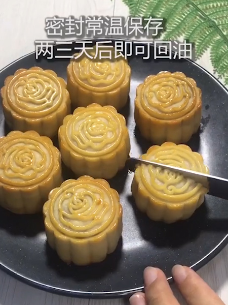 Cantonese-style White Lotus Seed Paste Moon Cake recipe