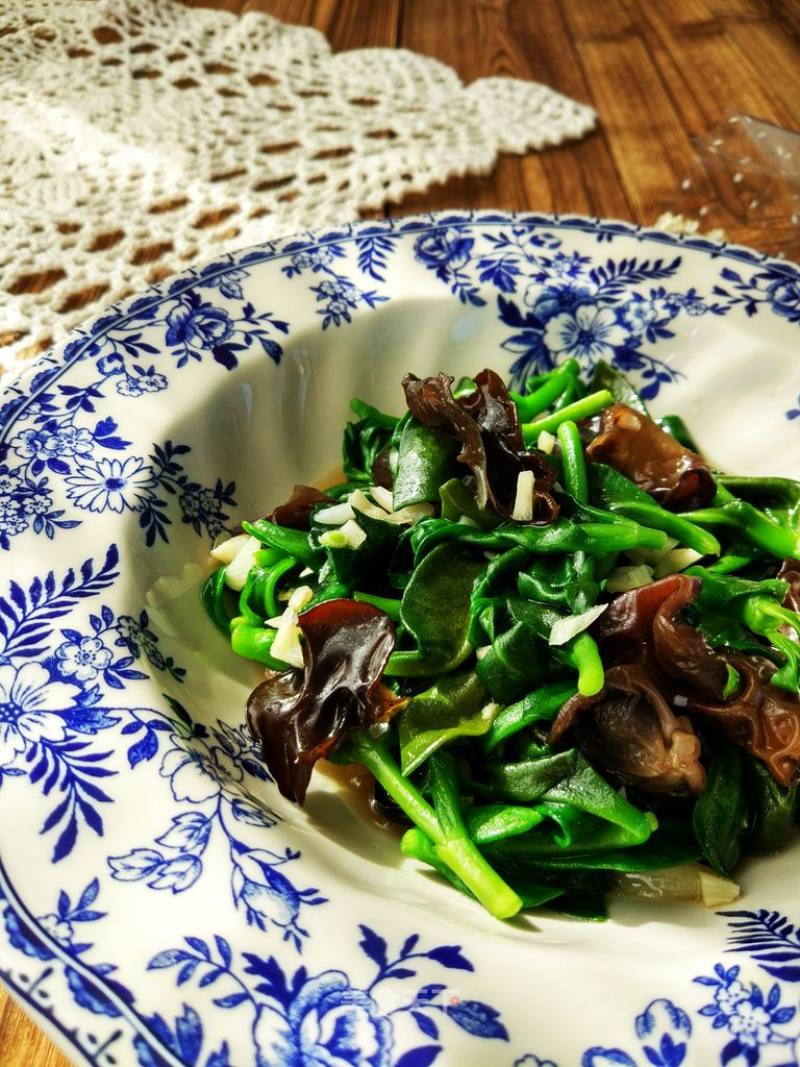 #春食野菜香# Stir-fried Andrographis with Garlic Fungus recipe