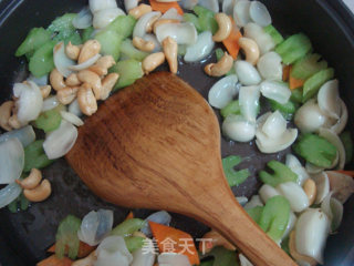 Slimming Food: Stir-fried Cashew Nuts with Celery and Lily recipe